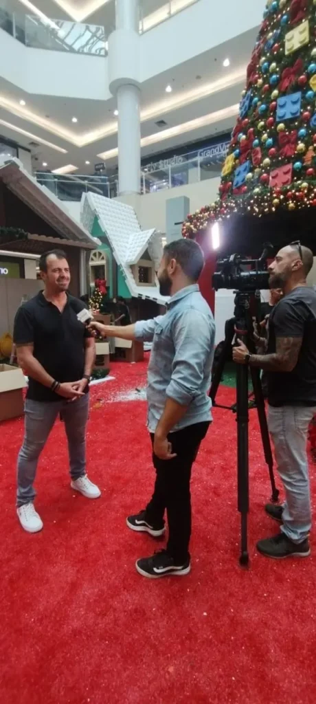 Entrevista em shopping com decoração de Natal