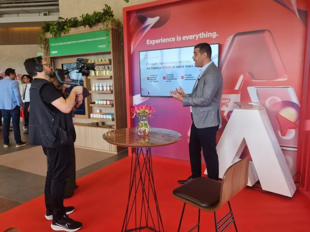 Entrevista gravada em evento com painel da Adobe.