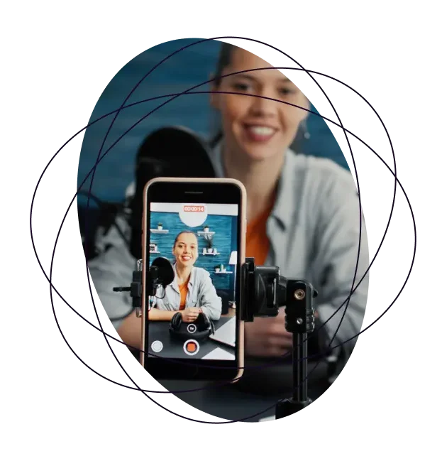 Pessoa gravando vídeo com celular em suporte