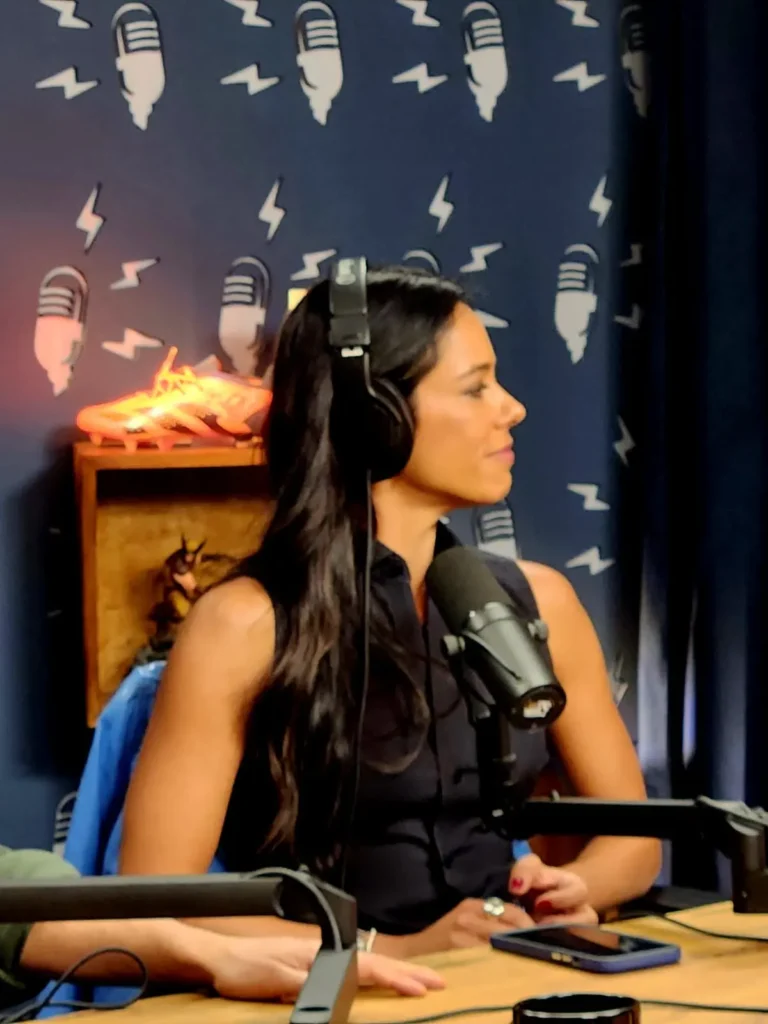 Pessoa usando fone de ouvido em estúdio de gravação.